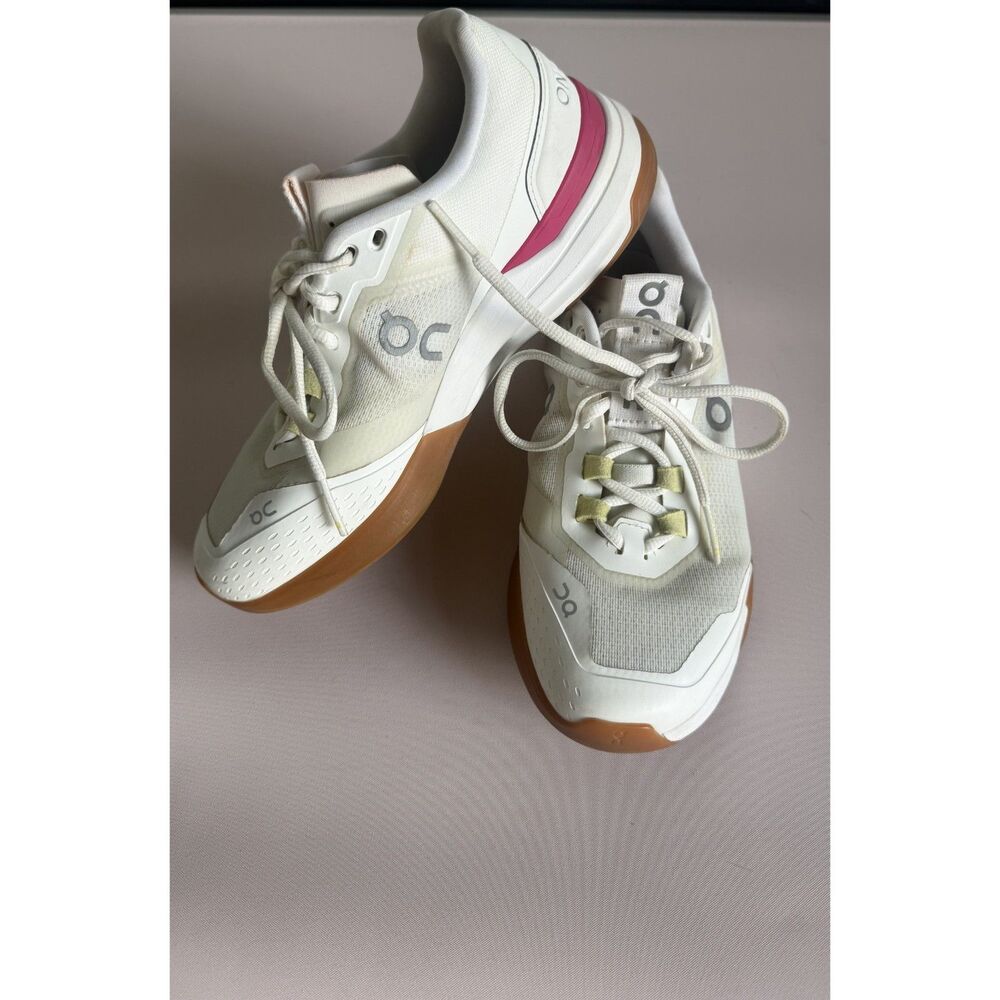 On THE ROGER Clubhouse Pro Womens 8 White Pink Gum Tennis Court Shoes